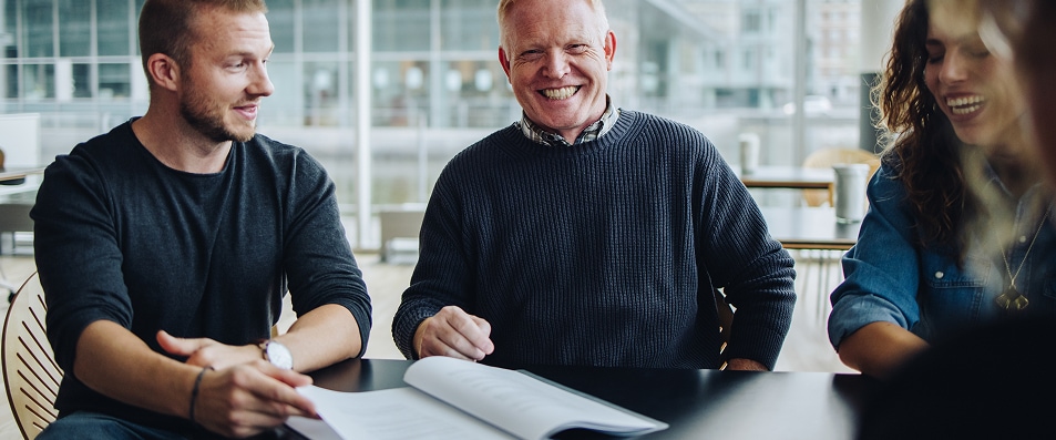 Overleg aan een tafel bij Bluepeaks