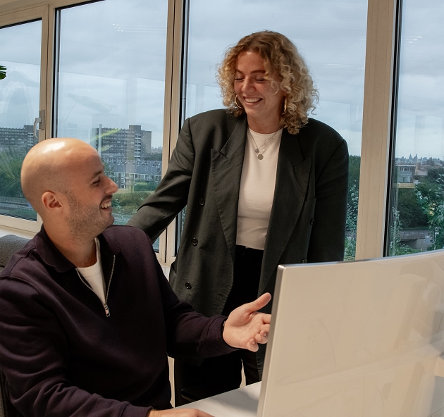Medewerkers in overleg bij Bluepeaks