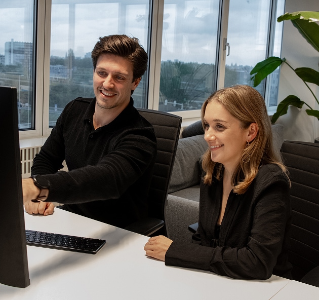 Medewerkers in overleg bij Bluepeaks