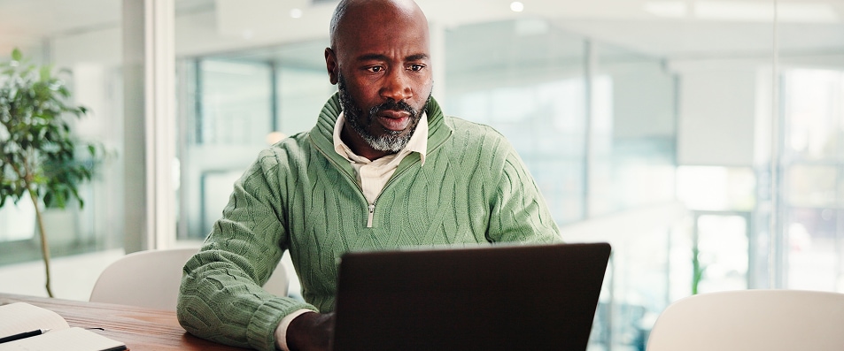 Expeditors - werken achter laptop op kantoor